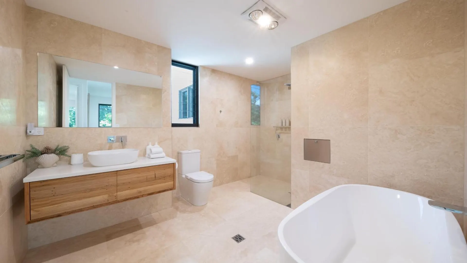 Coralair Whitsundays Villa Airlie Beach Holiday home